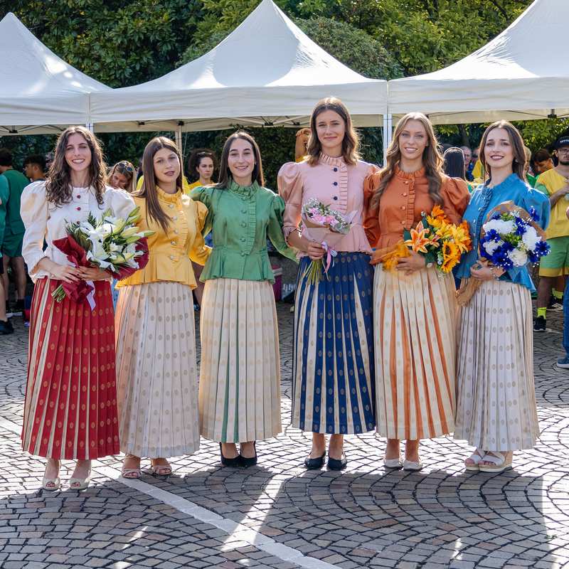 Le ragazze del corteo nei costumi contadini di inizio Novecento